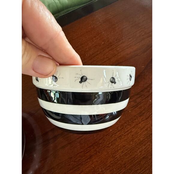 Terramoto Ceramic Set 2 Nesting Halloween Bowls Spiders, Spooky Jack-O-Lanterns - Picture 4 of 8